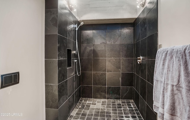 bathroom featuring a tile shower