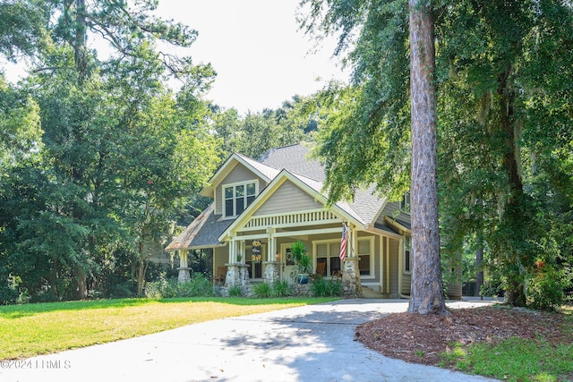 craftsman inspired home featuring a front yard and covered porch