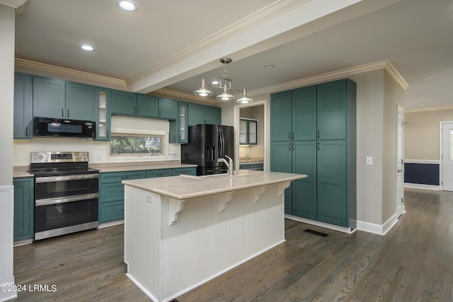 kitchen featuring a breakfast bar area, black appliances, a center island with sink, dark hardwood / wood-style flooring, and decorative light fixtures