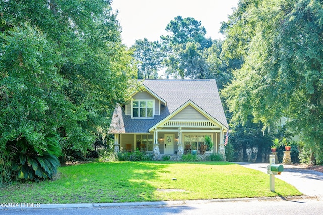 view of front of property with a front lawn and covered porch