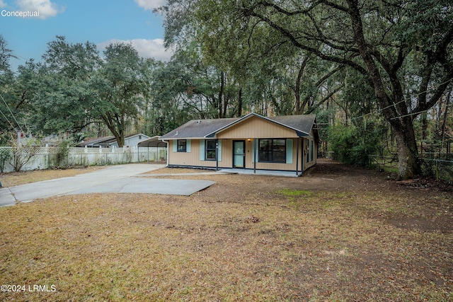 view of front of home featuring fence, a porch, concrete driveway, and a front yard