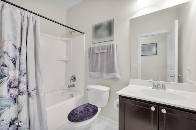 full bath with baseboards, shower / bath combo with shower curtain, toilet, and vanity