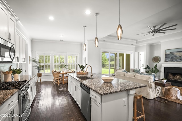 135 Danbridge Ct, Bluffton, SC 29910 - kitchen featuring appliances with stainless steel finishes, healthy amount of natural light, a fireplace, open floor plan, and recessed lighting