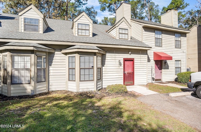 view of front of house featuring a front yard