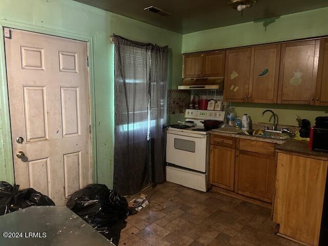 kitchen featuring electric stove and sink