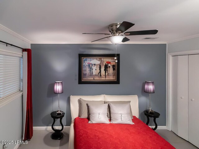 bedroom featuring ornamental molding, a closet, and ceiling fan