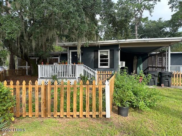 view of front facade featuring covered porch and a front lawn