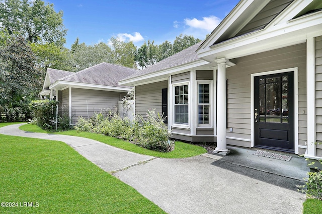 property entrance featuring a yard