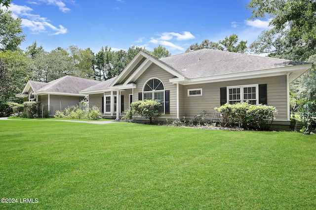 view of front of home featuring a front lawn