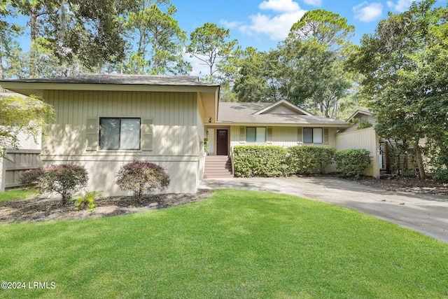 view of front of property featuring a front lawn