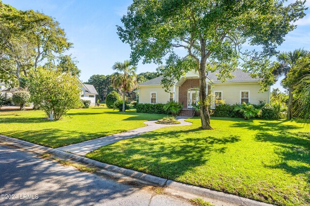 view of front of house featuring a front yard