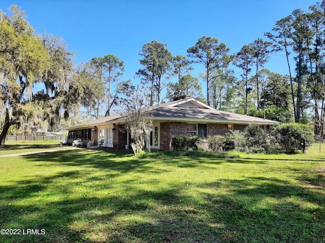 single story home featuring a front yard