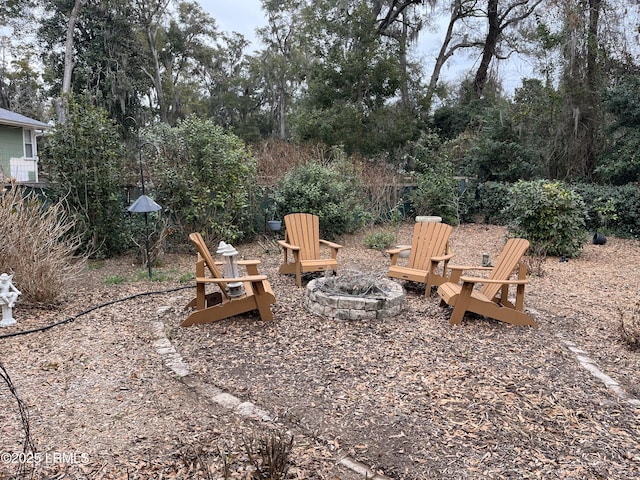 view of yard featuring an outdoor fire pit