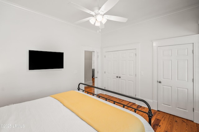 2211 Wilson Dr, Beaufort, SC 29902 - bedroom featuring wood finished floors, a closet, crown molding, and a ceiling fan