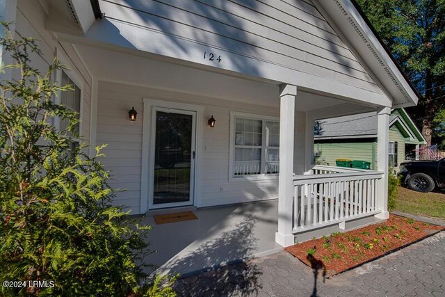 property entrance with covered porch