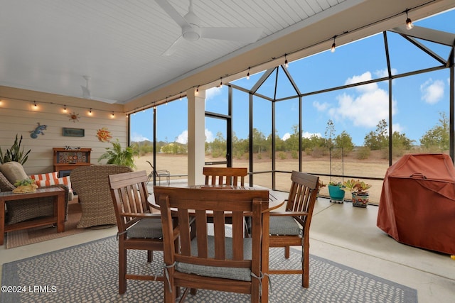 sunroom with ceiling fan