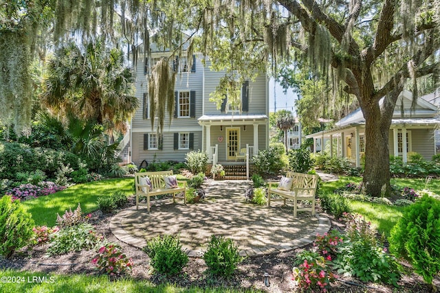 view of front of property featuring a front yard