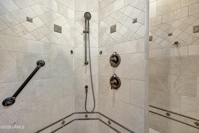 bathroom featuring tiled shower