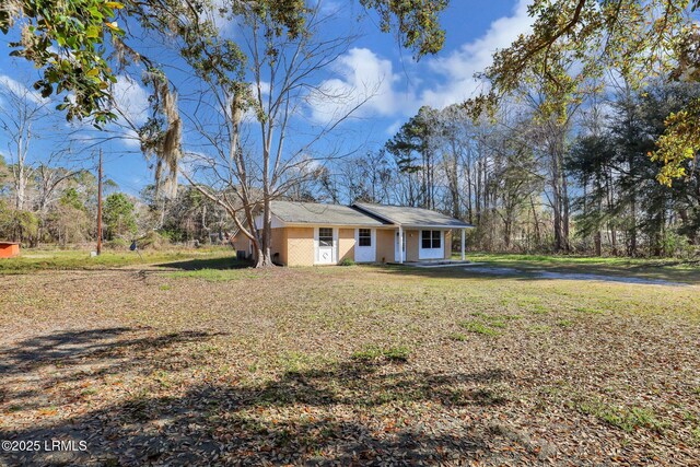 144 Middlefield Cir, Seabrook, SC 29940 - view of front facade with a front yard