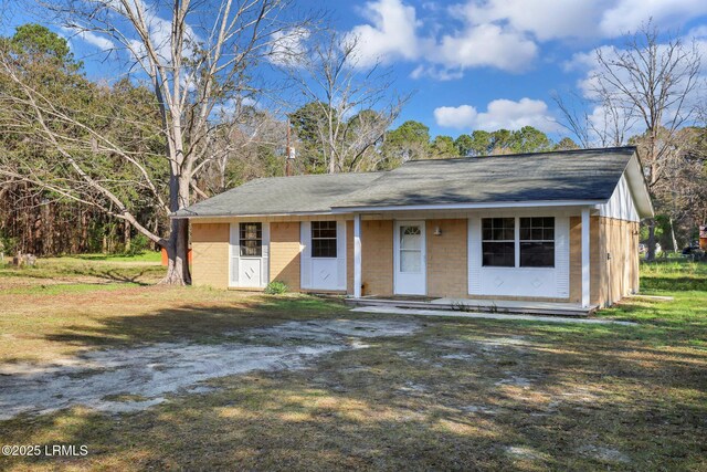 144 Middlefield Cir, Seabrook, SC 29940 - view of front facade with a front yard