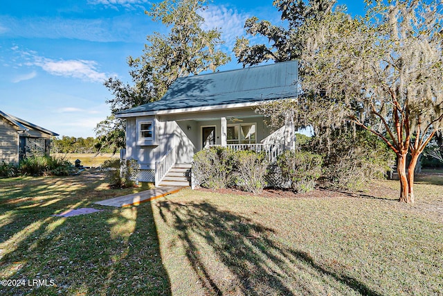 view of front facade with covered porch and a front yard