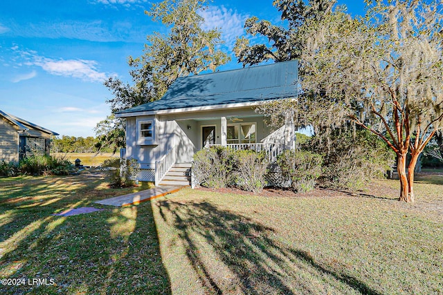 view of front of house featuring a porch and a front lawn