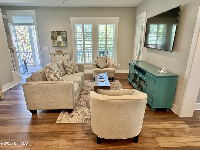 living room with dark wood-type flooring, recessed lighting, and ceiling fan