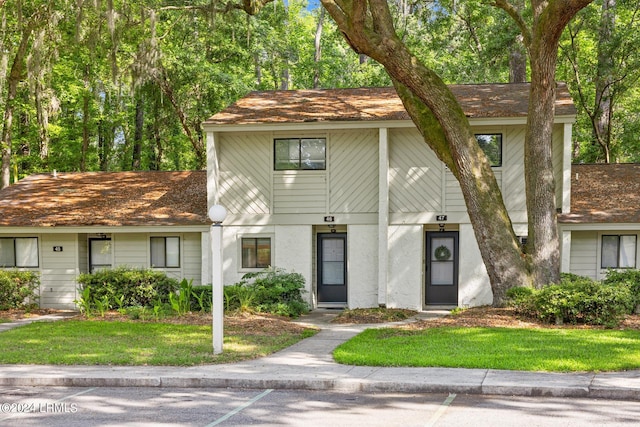 view of front of home with a front lawn