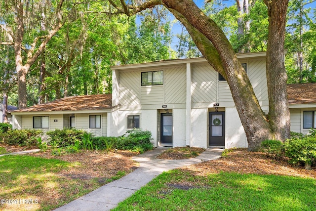 view of front of property with a front lawn