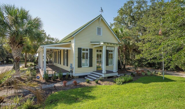 view of front facade featuring a front lawn