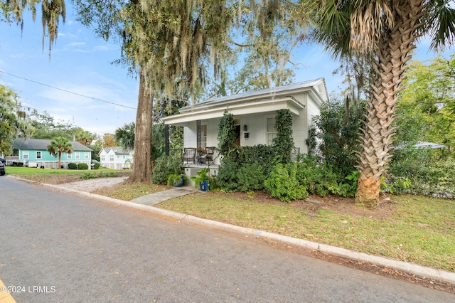 view of front facade featuring a front lawn and covered porch