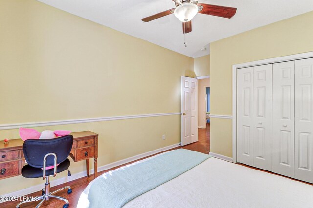 bedroom with wood-type flooring, ceiling fan, and a closet