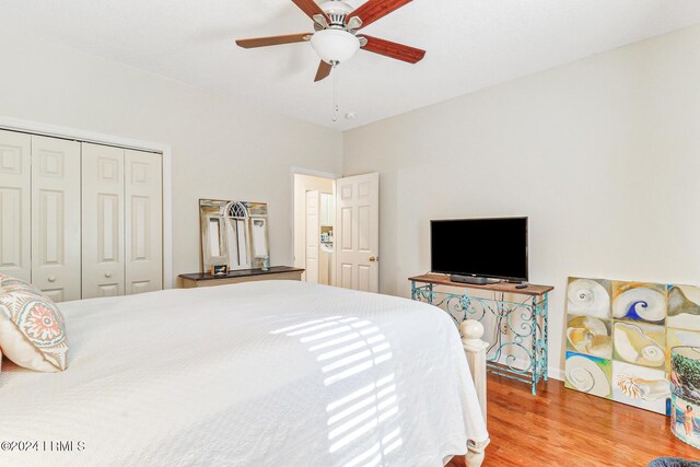 bedroom with hardwood / wood-style flooring, ceiling fan, and a closet