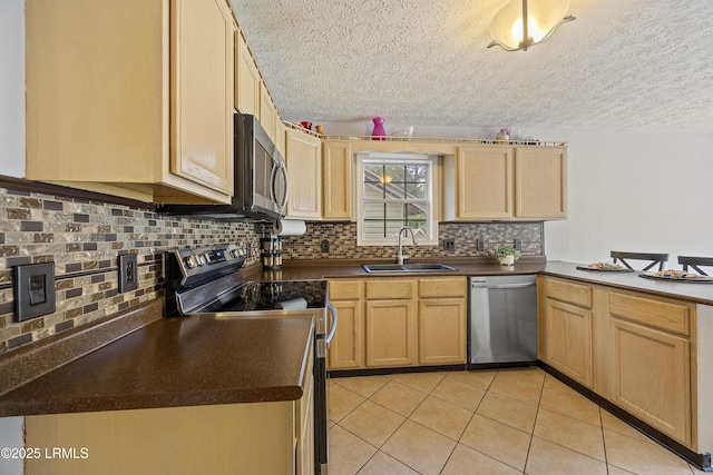 18 Lake View Ct, Bluffton, SC 29910 - kitchen featuring appliances with stainless steel finishes, light brown cabinets, a sink, a textured ceiling, and dark countertops