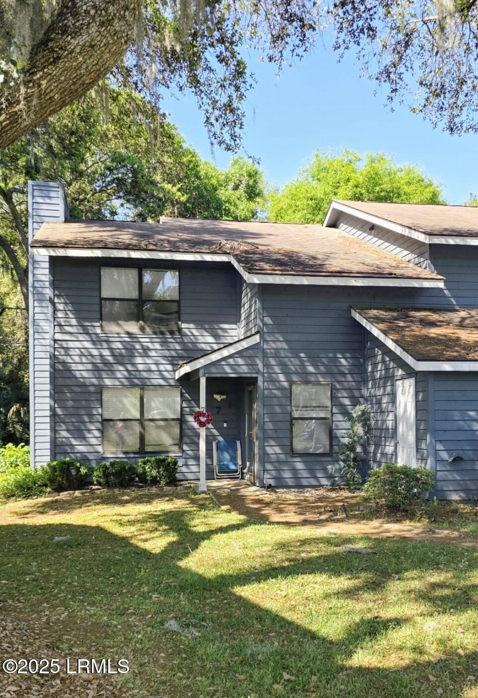 7 Battery Ln, Beaufort, SC 29902 - view of front of property featuring a chimney and a front lawn