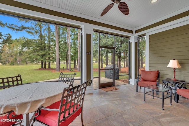 sunroom with ceiling fan