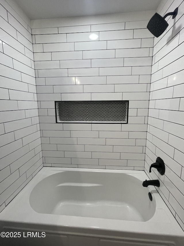 bathroom featuring tiled shower / bath