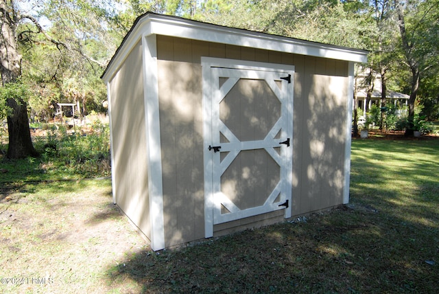 view of outbuilding with a yard