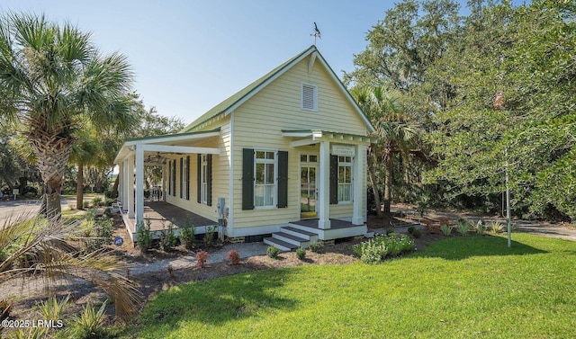 view of front of home with a front lawn