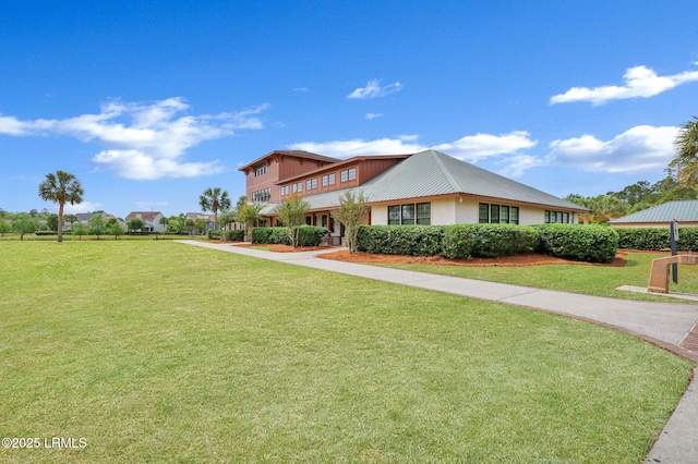 view of front of house featuring a front lawn