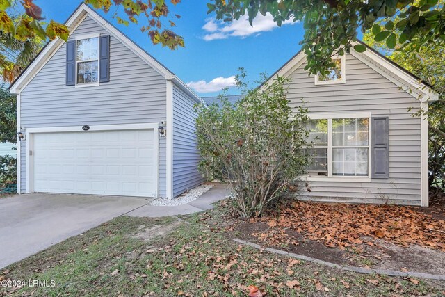 view of front property featuring a garage