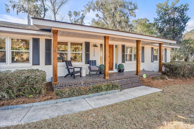 single story home with a porch