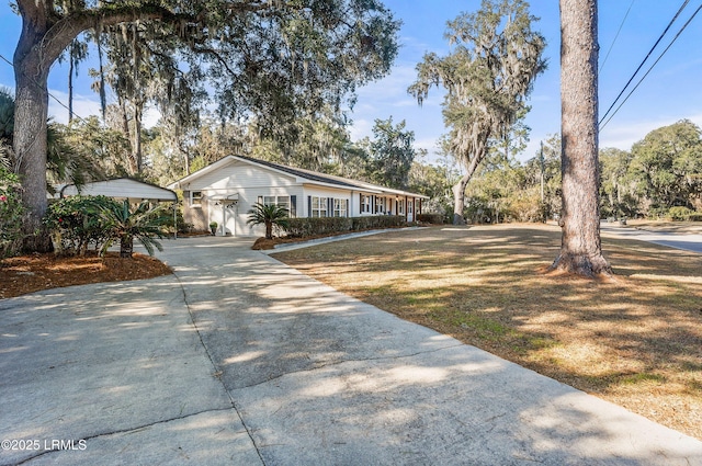 view of front of property featuring a front lawn