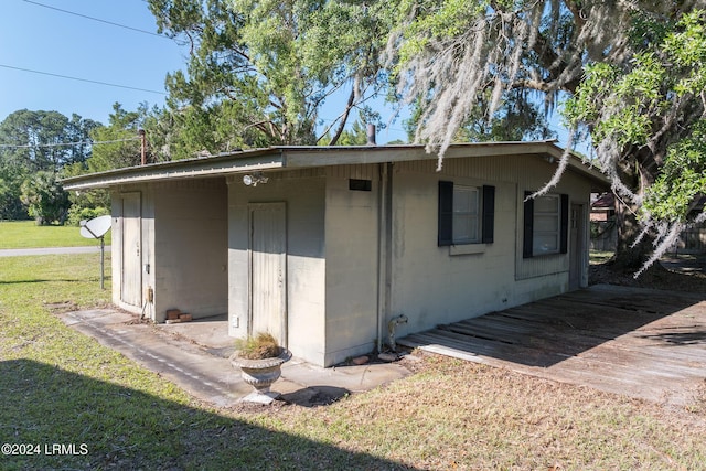 exterior space with a lawn