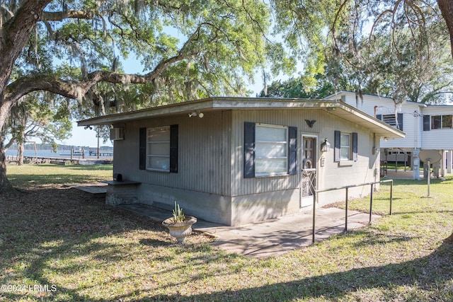 view of front of property featuring a front yard