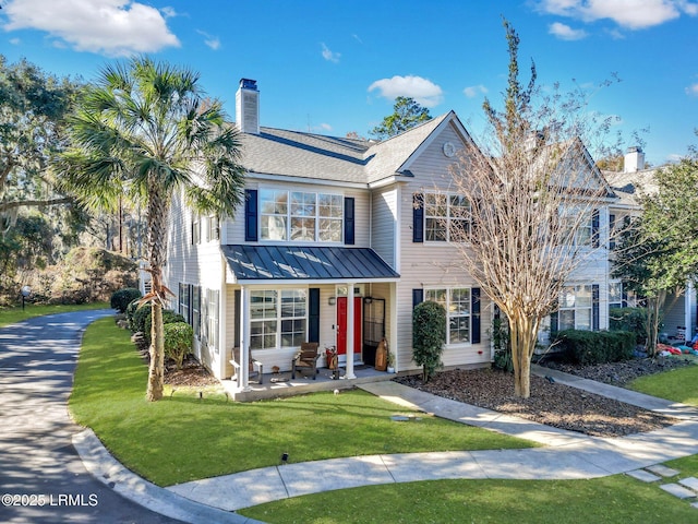 view of front of property featuring a front lawn