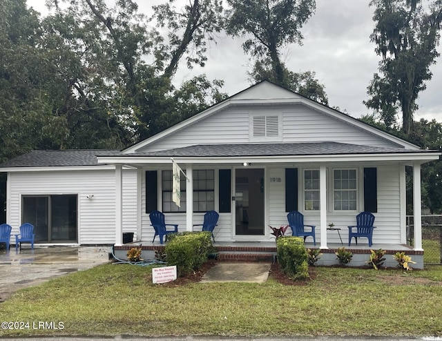 view of front facade featuring covered porch and a front lawn