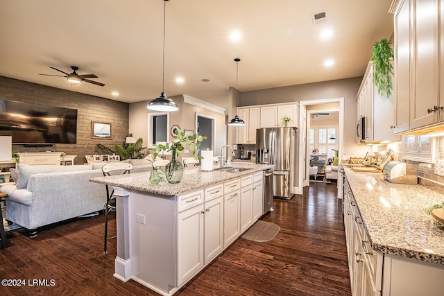 15 Carter Oaks Dr, Beaufort, SC 29907 - kitchen featuring an island with sink, a breakfast bar, pendant lighting, and white cabinets