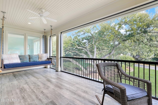 sunroom with ceiling fan