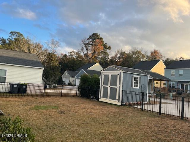 view of yard featuring a shed